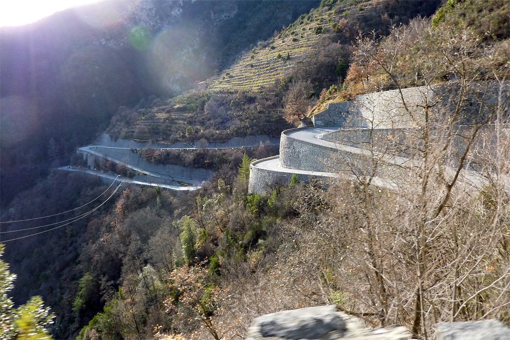 Дорогу Col de Turini во французских Альпах называют одной из самых драйверских в мире. Расположенная на высоте более 1500 м и протянувшая на 30 км, она насчитывает 34 поворота и практически не имеет длинных прямых отрезков. Участок горного шоссе Col de Turini также является частью этапа ралли Monte Carlo, а до 2002 года здесь проводилась и «Ночь длинных ножей»: заезды начинались с наступлением ночи, и свет фар «прорезал» окружающую темноту.