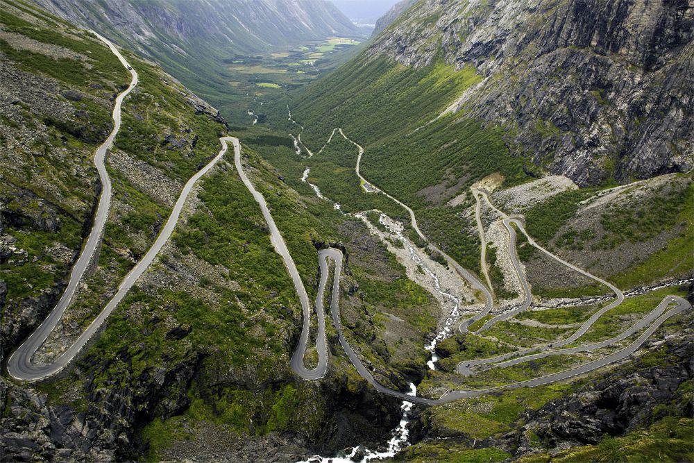 Trollstigen упоминается в каждом путеводителе по стране, и у нее даже есть свой сайт в интернете. Эту дорогу можно назвать одной из самых «сказочных» в мире. Ее название переводится как «Лестница троллей», а доехать по ней можно до горы Колпак Тролля, приюта «Хижина троллей» и даже до «Церкви троллей». Строительство трассы началось в конце XIX века, но из-за сложных погодных условий в горной местности завершить проект удалось лишь к 1936 году.
