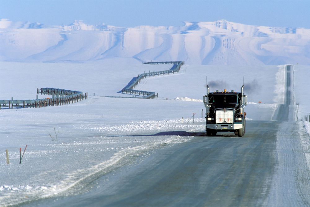 Трасса Dalton Highway может похвастаться сразу несколькими определениями с приставкой «самая», в том числе самая изолированная (на 667-километровом шоссе расположены всего три поселка, в которых живут 60 человек) и самая заснеженная (трасса расположена на Аляске, где снегопады случаются даже в летние месяцы, а зимой снежный покров полностью заменяет дорожное покрытие). Дорога тянется вдоль Трансаляскинского нефтепровода, пересекает Полярный круг и входит в зону вечной мерзлоты.