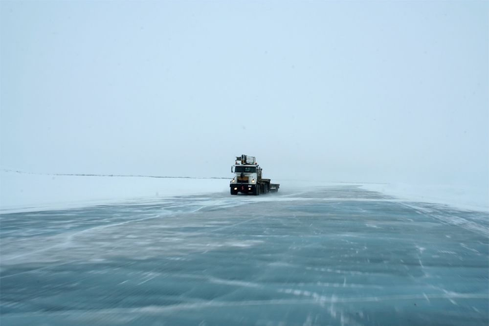 Поскольку Tuktoyaktuk Road является официальной трассой, за ее состоянием следят специальные службы: выдают разрешение на начало эксплуатации дороги, регулярно проводят замеры толщины льда, а в конце «дорожного сезона» принимают решение о прекращении транспортного сообщения. Но несмотря на все это, несчастные случаи на Tuktoyaktuk Road нередки. Водителей на трассе подстерегают такие опасности, как полярные метели, снежные заносы и трещины во льду.