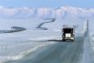 Трасса Dalton Highway может похвастаться сразу несколькими определениями с приставкой «самая», в том числе самая изолированная (на 667-километровом шоссе расположены всего три поселка, в которых живут 60 человек) и самая заснеженная (трасса расположена на Аляске, где снегопады случаются даже в летние месяцы, а зимой снежный покров полностью заменяет дорожное покрытие). Дорога тянется вдоль Трансаляскинского нефтепровода, пересекает Полярный круг и входит в зону вечной мерзлоты. 