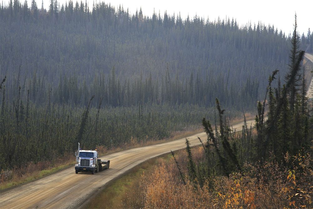 Путеводители и туристические сайты описывают Dalton Highway как трудную и опасную трассу, а ряд компаний по прокату автомобилей специально вносит в договор условие, запрещающее путешествовать по ней на арендованной машине. Те, кто все же отправится в поездку по трассе, обнаружат наполовину заасфальтированную, наполовину грунтовую дорогу с множеством подъемов и крутых спусков.