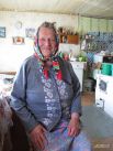 Галина Кузнецова, одна из старейших жительниц села Пурнема. Ей 83 года, но выглядит она, как и многие поморы, очень бодро. Сама ведёт немаленькое хозяйство. После рассказа об «англичанке», официальной беседы для материала, сокрушалась, что я не пришёл в Пурнему на пару часов раньше: «Дак в Лямцу только что ветеринара повезли, там, говорят, бык себе хер сломал, вот с ним бы на тракторе и доехал!»
