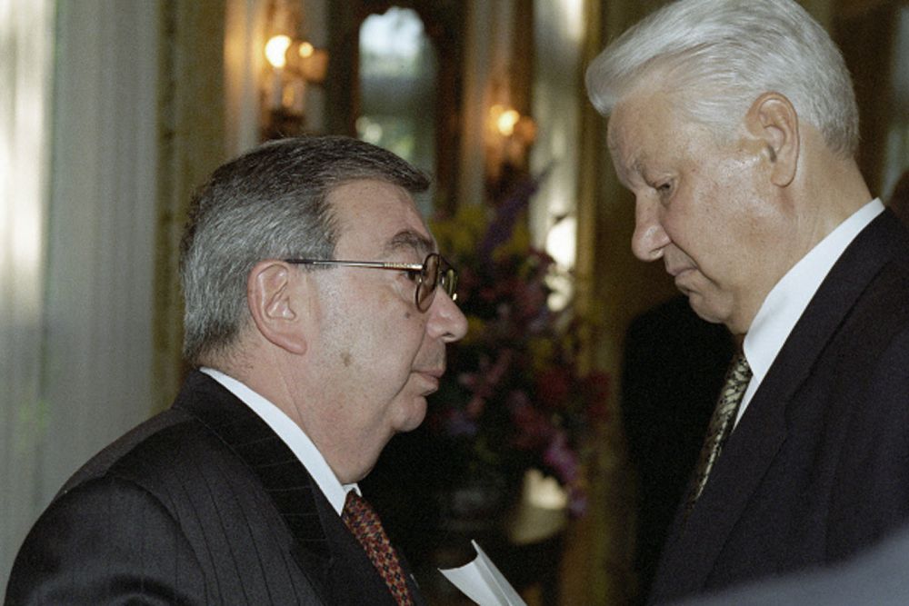 9 января 1996 Примаков был назначен министром иностранных дел России. С именем Примакова связывается переход России к курсу на многовекторную внешнюю политику. Дипломат Алексей Федотов отмечал, что будучи на этом посту Примаков «вернул внешней политике России и её дипслужбе достоинство». Примаков проводил обдуманную внешнюю политику, при нём Россия развивала партнёрские отношения со странами Запада и Востока в равной степени.