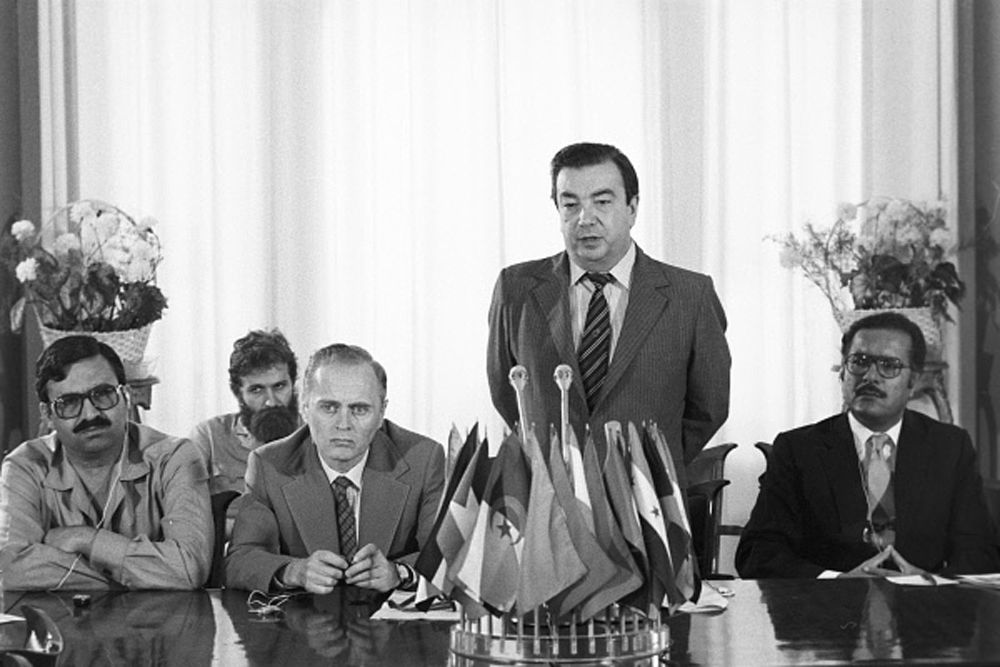 В 1956 году Примаков стал старшим научным сотрудником Института мировой экономики и международных отношений АН СССР (ИМЭМО). С 1956 по 1962 год он работал в Гостелерадио СССР корреспондентом, ответственным редактором, заместителем главного редактора, главным редактором вещания на арабские страны.
