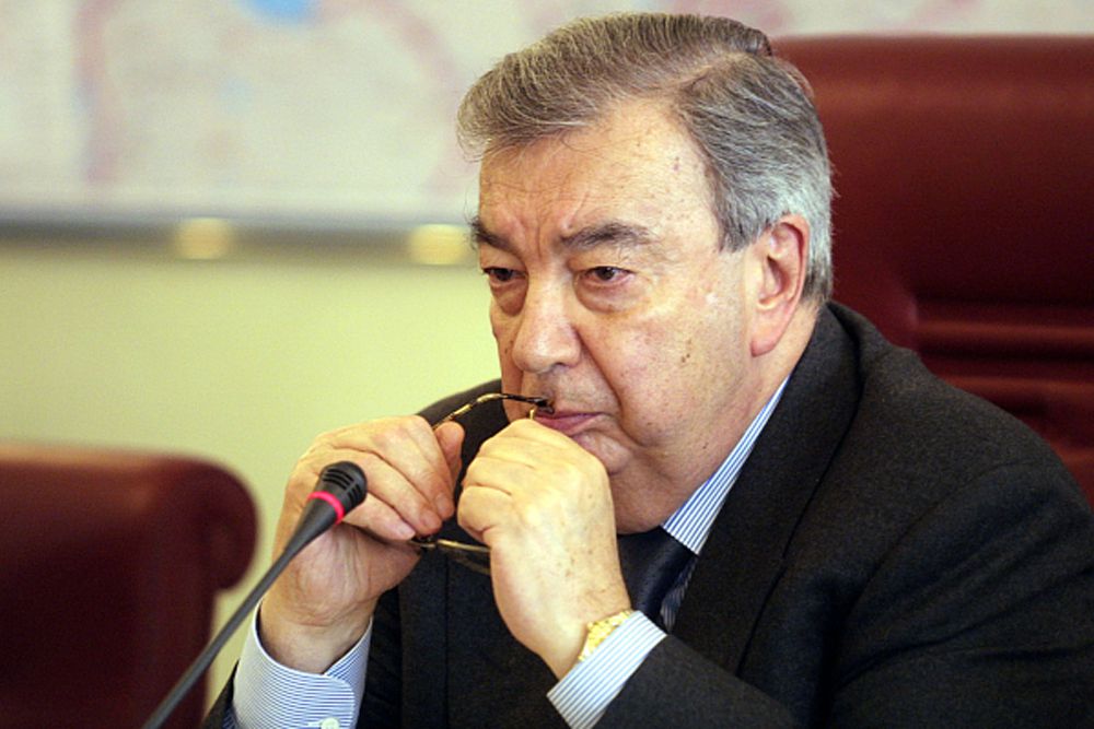 24 марта 1999 года Примаков направлялся в Вашингтон с официальным визитом. Над Атлантикой он узнал по телефону от вице-президента США Альберта Гора, что принято решение бомбить Югославию. Примаков решил отменить визит, распорядился развернуть самолет прямо над океаном и вернулся в Москву.