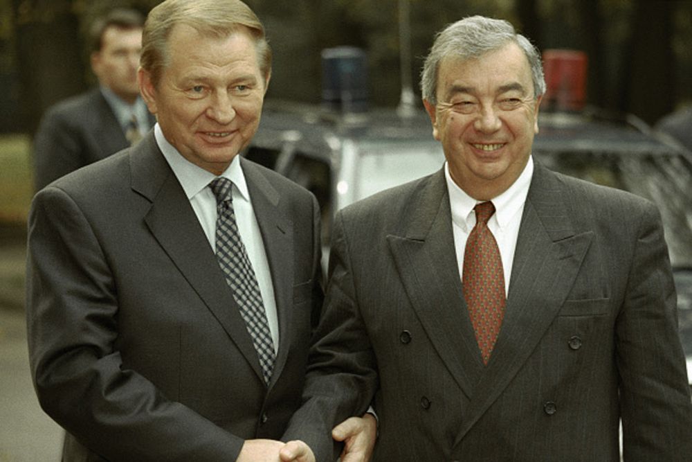 С 30 сентября 1991 года Евгения Примакова назначили руководителем Первого главного управления КГБ СССР . От генеральского звания отказался.С 6 ноября 1991 года — руководитель Центральной службы разведки СССР. С 26 декабря 1991 по январь 1996 года — директор Службы внешней разведки России.