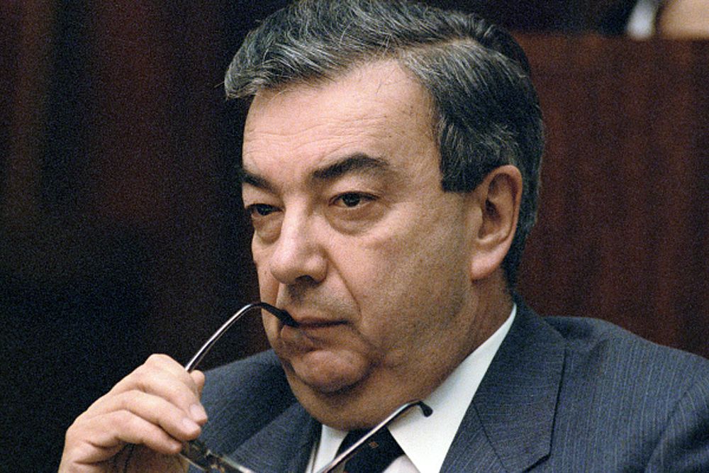С 1962 года работал в газете «Правда» литературным сотрудником, обозревателем отдела стран Азии и Африки, с 1965 года — собкором «Правды» на Ближнем Востоке с пребыванием в Каире (где провёл четыре года), заместителем редактора отдела стран Азии и Африки. Во время службы на Ближнем Востоке встречался с политиками: Зуэйном, Нимейри. В 1969 году во время поездки в Багдад познакомился с Саддамом Хусейном, позже познакомился с одним из его приближенных людей —Тариком Азизом, который на тот момент был главным редактором газеты «Al-Thawra».