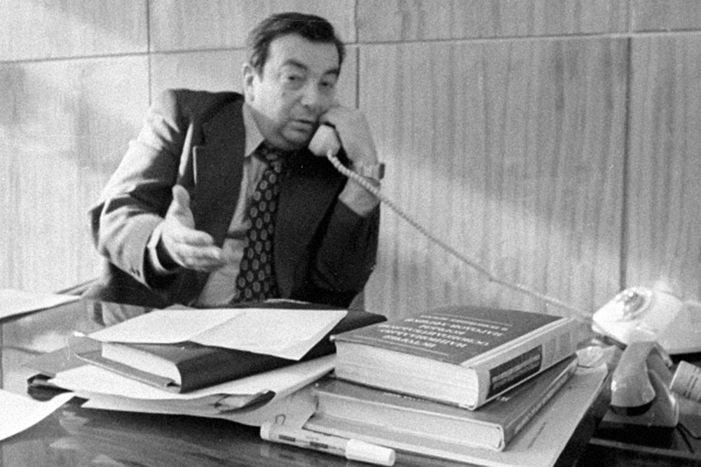 Официальных сведений об отце Евгения Примакова нет, по неофициальным опубликованным данным, он был репрессирован через три месяца после рождения сына. Мать — Киршенблат Анна Яковлевна, работала акушером-гинекологом. Сразу после рождения ребёнка она вернулась в Тбилиси, где жила её семья.