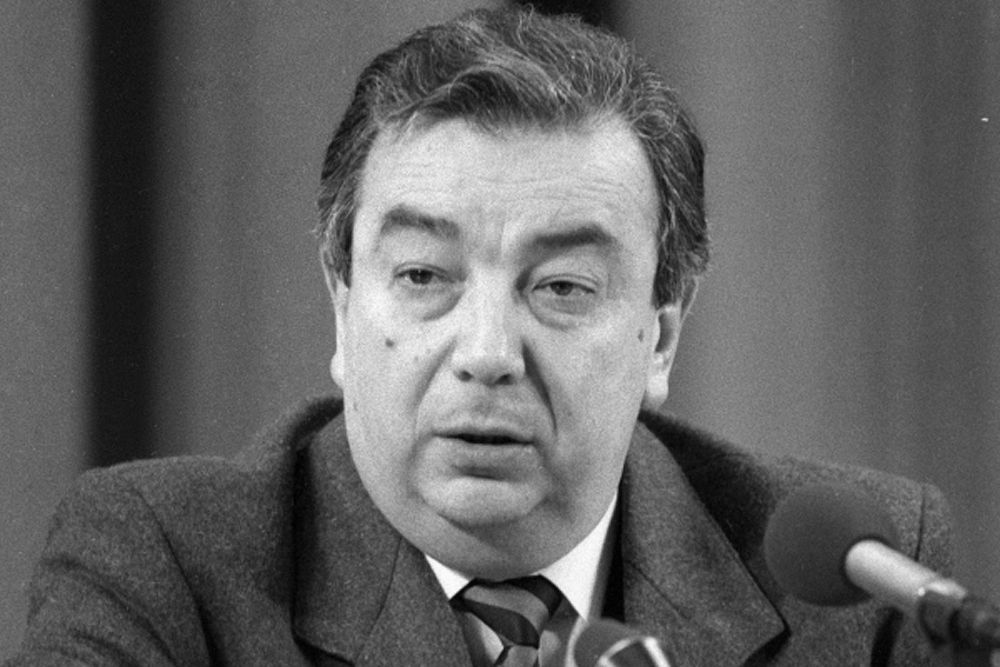 В 1969 году защитил диссертацию по теме «Социальное и экономическое развитие Египта», став доктором экономических наук.