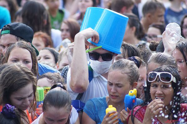 С помощью ведер можно было не только обливать людей, но и защищать свою голову от палящего солнца.