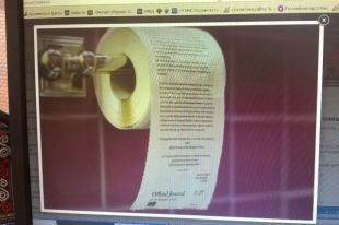 На бумаге отчётливо пропечатан текст антироссийских санкций.