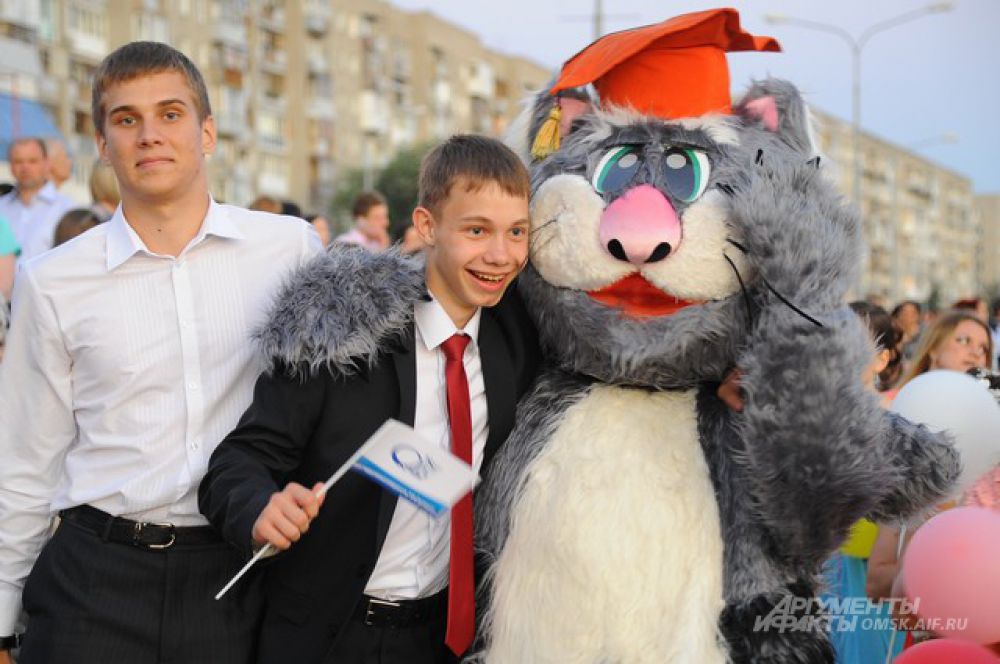 Прощание со школой. В Омске прошли выпускные вечера.