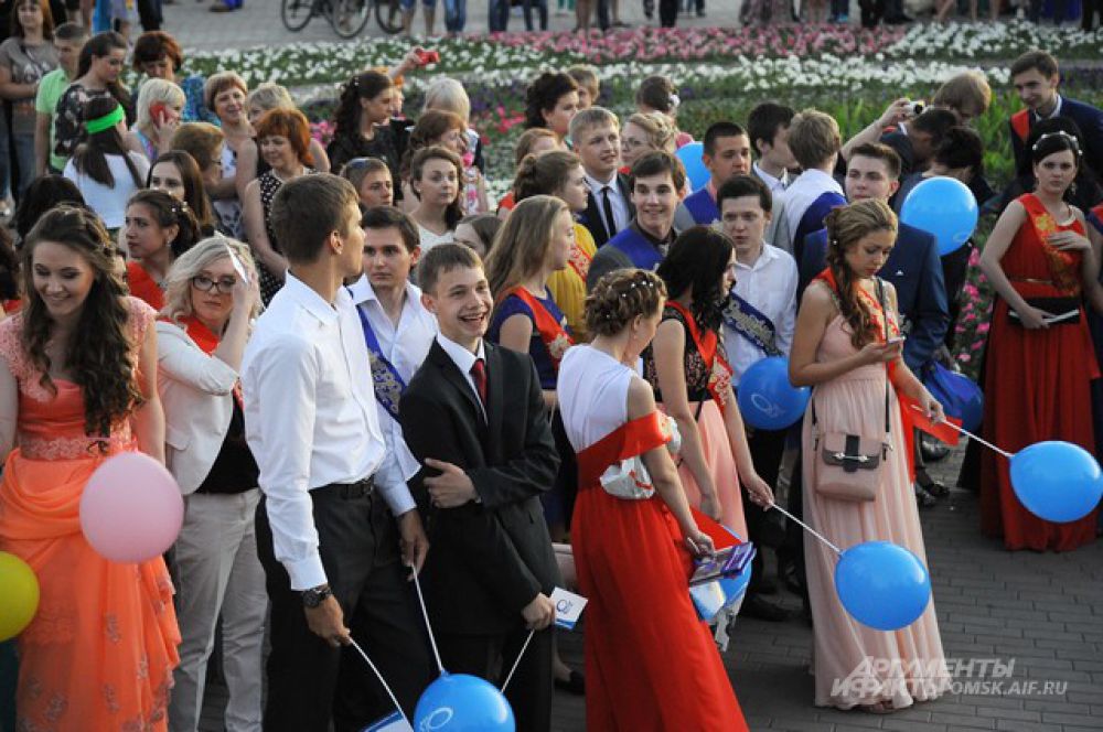 Прощание со школой. В Омске прошли выпускные вечера.
