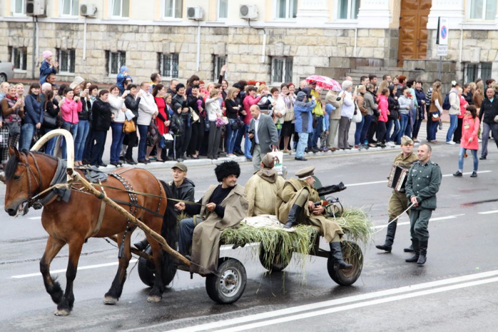 Пленных фашистов вели по городу на верёвке...