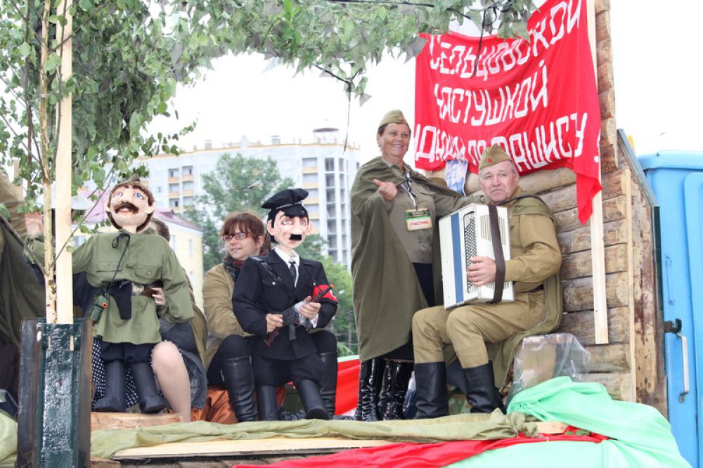 Организаторы фестиваля сочли нужным наглядно показать, как партизаны «били фашистов» и одели нескольких людей в костюмы нацистов.