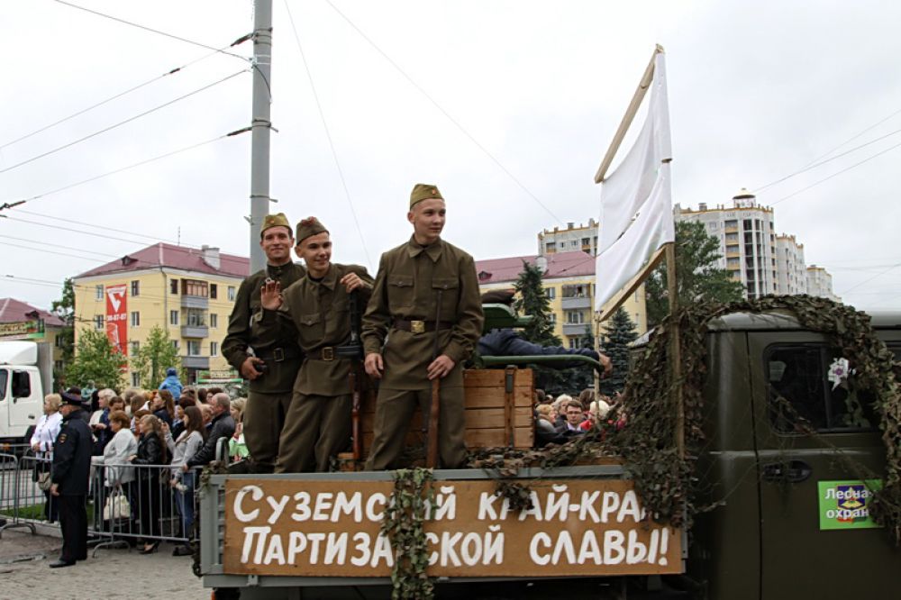 Колонна «Обоза» была проехала от Кургана Бессмертия к Площади Партизан.