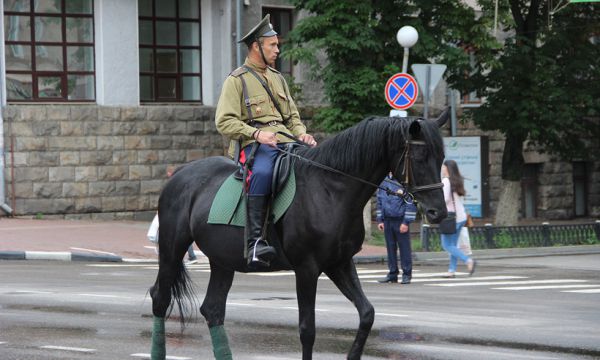 Праздник не обошёлся без инцидента - одна из лошадей, участвовавших в параде, была напугана российским триколором и передавила человека, который её запрягал. Молодой человек был доставлен в больнцу. 