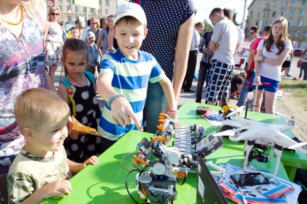 Мероприятия в честь праздника длились два дня. 27 июня на площади Пименова прошёл фестиваль технического творчества TECHNOfest-2015. 