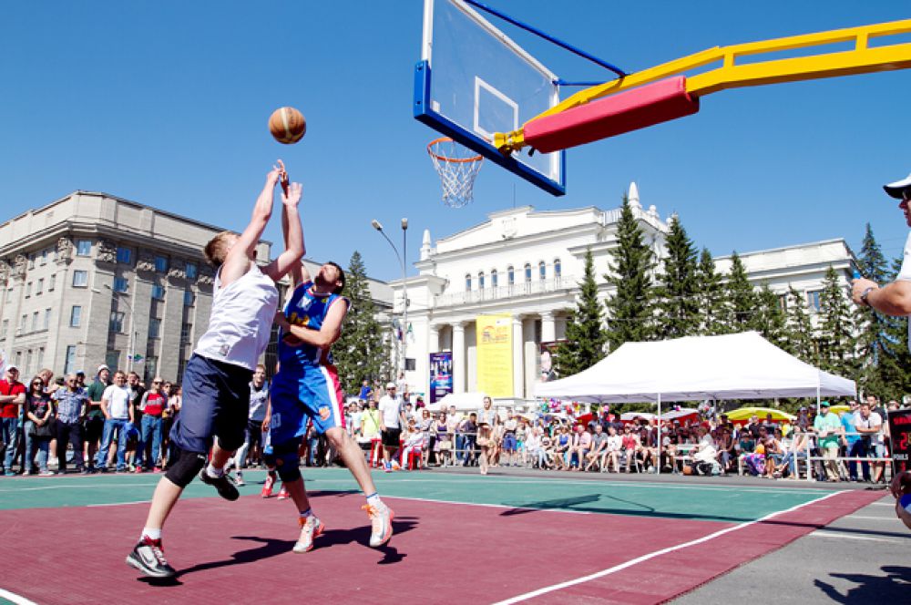 С полудня до самого вечера в центре города шёл турнир по уличному баскетболу.