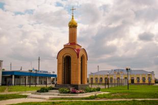 Часовня в центре Любино - в память о последнем русском императоре.