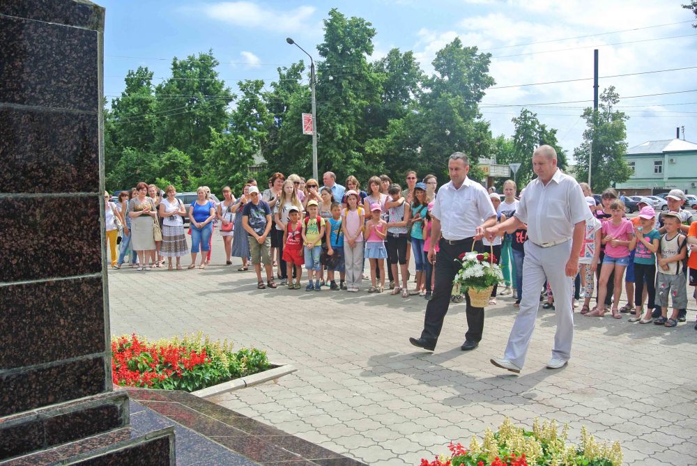 Возложение цветов в к памятнику К.Г.Маркову.