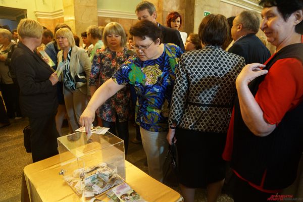 Цены за билеты пермяки назначали сами. Кто-то кидал в прозрачный куб несколько сотен рублей, другие - по пять тысяч.