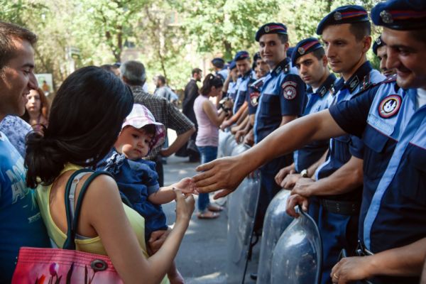 В пятницу, 19 июня, люди вышли на улицы. Около 6 тысяч человек собрались на площади Свободы в центре Еревана, требуя отменить повышение тарифов. Акцию организовали члены движения «Нет грабежу!», которые призвали протестующих к сидячей забастовке до 22 июня. Они пообещали дойти до президентского дворца, если власти не удовлетворят требования к понедельнику.  Заместитель начальника полиции Еревана Валерий Осипян заявил, что все действия протестующих после 23:00 незаконны.