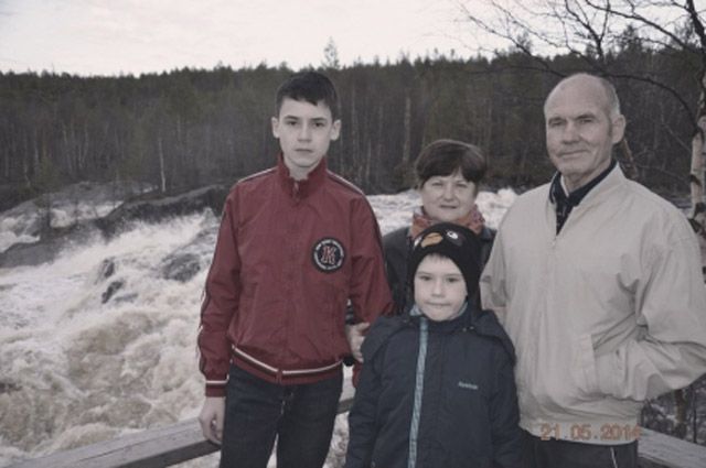 На снимке: братья Игорь и Герман с бабушкой и дедушкой.