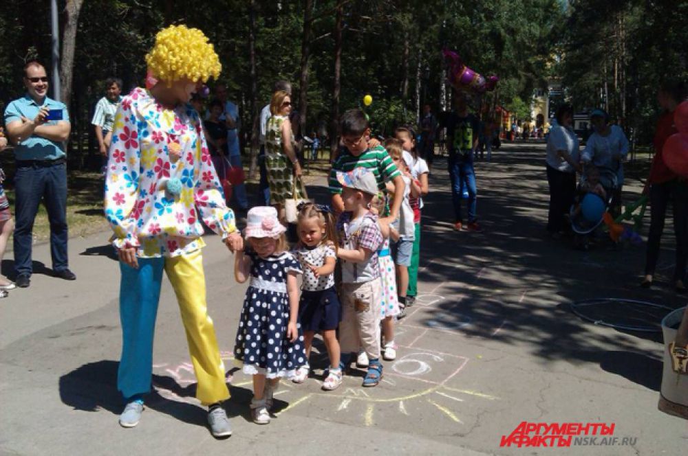 С детьми играл забавный клоун