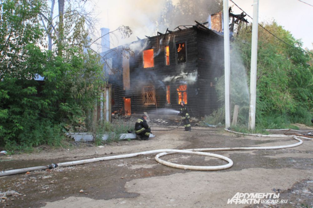 Несмотря на все усилия, дом сгорел. 