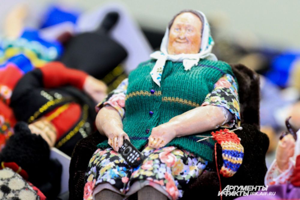 Бабуля отложила вязание и смотрит телевизор. Об этом красноречиво говорит маленький пульт в ее руке.