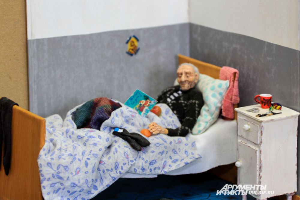 Сюжет из нашей жизни: дом престарелых и пожилой человек, которого кто-то навестил, оставил открытку, теплые носки и апельсины.