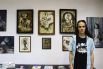 Казанский студент Тимур Азтартов возле своих картин, написанных собственной кровью.