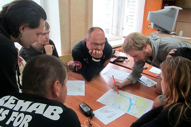 Волонтёры из поисково-спасательного отряда «Партизан» изучают в том числе и картографию.