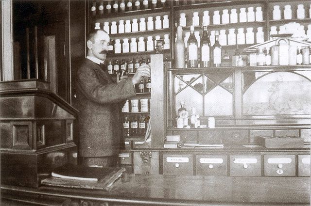 Аптека начала XX века.