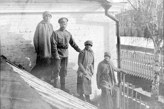 Николай II с дочерьми Ольгой, Анастасией и Татьяной (Тобольск, зима 1917 года)