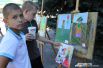 С утра на аллее развернулась выставка детского рисунка, посвященного Дню огурца.