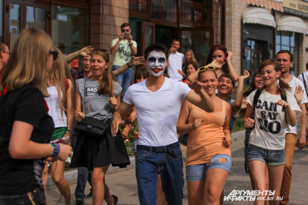 Флэшмоб снимало иркутское телевидение, а сюжет телевизионщики планируют послать на ТЭФИ.