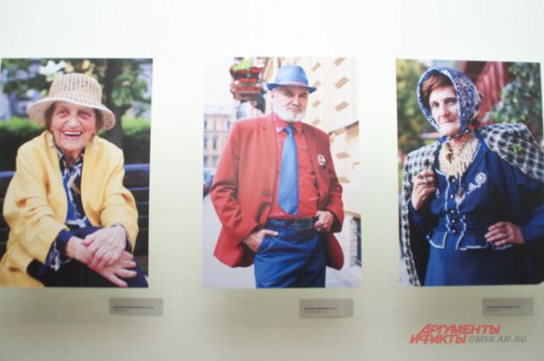Старось и красота. Выставка Игоря Гавара «Бабушки идут» открылась в Омске.