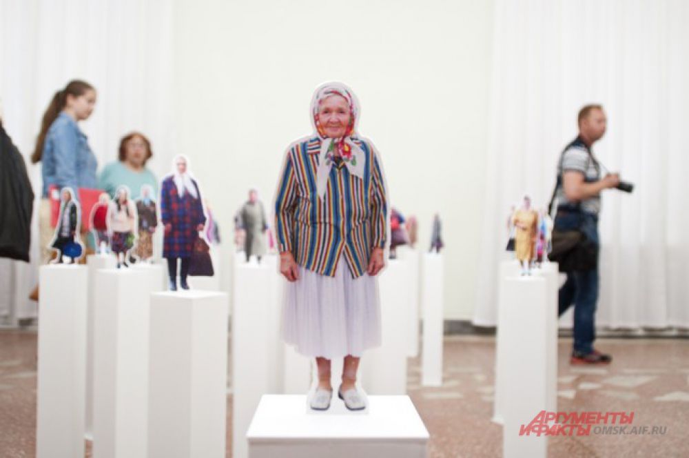 Старось и красота. Выставка Игоря Гавара «Бабушки идут» открылась в Омске.