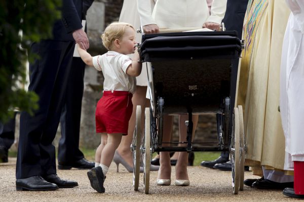 Местные СМИ отмечают, что у юной принцессы на два крестных меньше, чем у ее старшего брата принца Джорджа, и среди них нет ни одного члена королевской семьи.