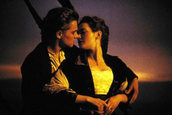 Знаменитый поцелуй Роуз (Кейт Уинслет) и Джека (Леонардо ДиКаприо) на палубе «Титаника». Получивший 11 «Оскаров» фильм стал первым, который заработал в прокате более миллиарда долларов.