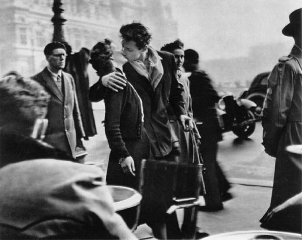 В 1950 году французский фотограф Робер Дуано сделал свой самый известный кадр: «Le baiser de l'Hôtel de Ville» - фото целующейся парочки на оживленной улице Парижа. Снимок стал международным символом молодой любви в Париже.