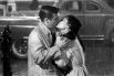 «Завтрак у Тиффани». Холли Голайтли (Одри Хепберн) выпрыгнула из такси прямо под дождь, чтобы поцеловать своего любимого (Джордж Пеппард) в этом классическом фильме 1961 года.