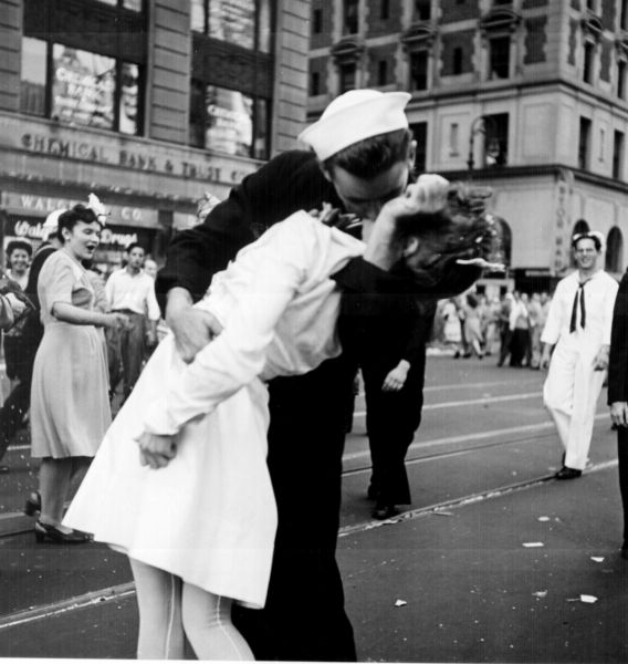 Одно из самых узнаваемых фото поцелуя: моряк и юная медсестра на Таймс-Сквер, после сдачи Японии в 1945 году. Радостный момент заснял на камеру фотограф Альфред Эйзенштедт. 