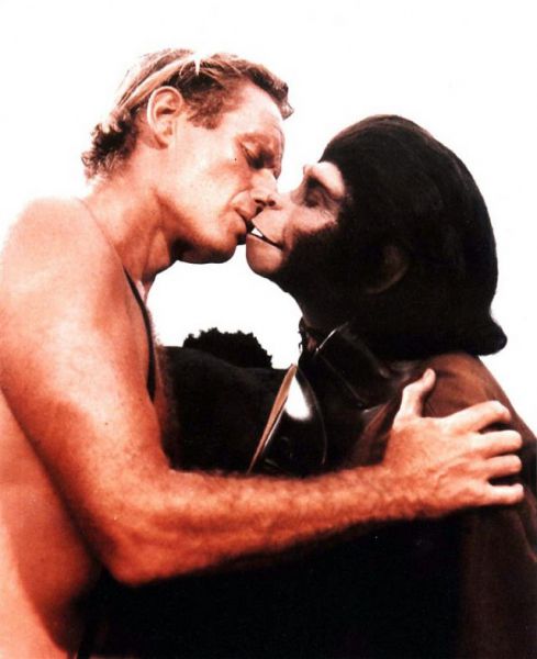 «Планета обезьян». Первый поцелуй «между видами» в кино появился в этом фильме 1968 года. Шимпанзе-психолог доктор Зира (Ким Стэнли) встретила раненого астронавта Джорджа Тэйлора (Чарлтон Хестон) и помогла ему восстановиться. Прежде, чем улететь, Тэйлор подарил ей поцелуй на прощанье. 