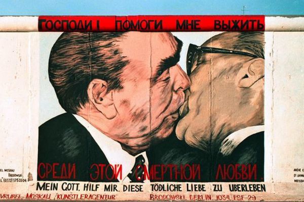 «Братский поцелуй». Это граффити Дмитрия Врубеля – одно из самых известных на Берлинской стене. На созданном в 1990 году рисунке изображены целующиеся «по-братски» Леонид Брежнев и Эрих Хонеккер. Граффити стерли в марте 2009 года.