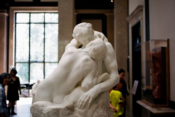 «Поцелуй» – культовая мраморная скульптура 1889 года французского скульптора Огюста Родена. На создание шедевра его вдохновила история Паоло и Франчески из «Божественной комедии» Данте. 