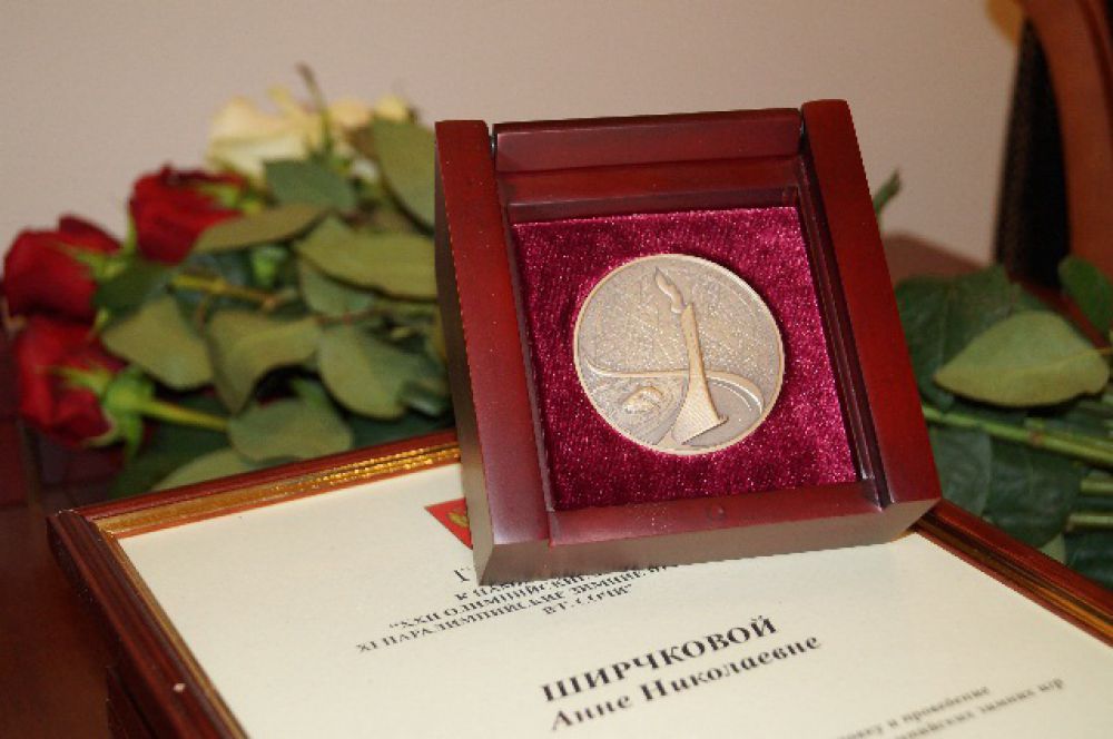 На одной стороне медали - олимпийский огонь, на второй - сочинские горы